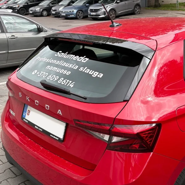 Reklaminis lipdukas ant automobilio galinio stiklo