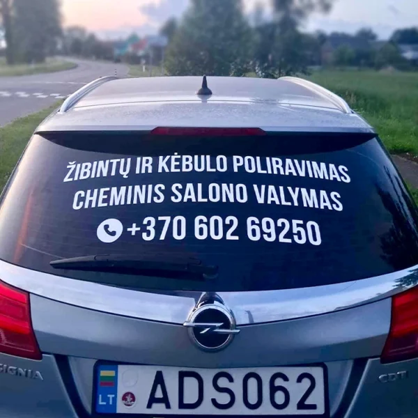 Lipdukas automobiliui ant stiklo su reklaminiu tekstu