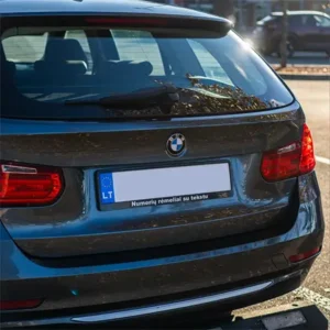 Juodas numerių rėmelis su baltu individualiu tekstu ant BMW automobilio