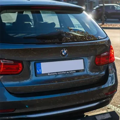 Juodas numerių rėmelis su baltu individualiu tekstu ant BMW automobilio
