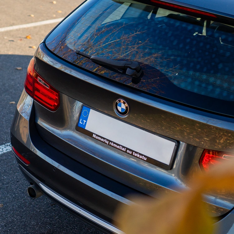 Numerių ženklo rėmeliai automobiliams su tekstu Numerių rėmeliai ant bmw automobilio