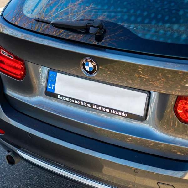 Raganos ne tik su šluotom skraido numerių rėmelis ant automobilio