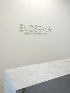 3D spausdintas salono logotipas ant sienos