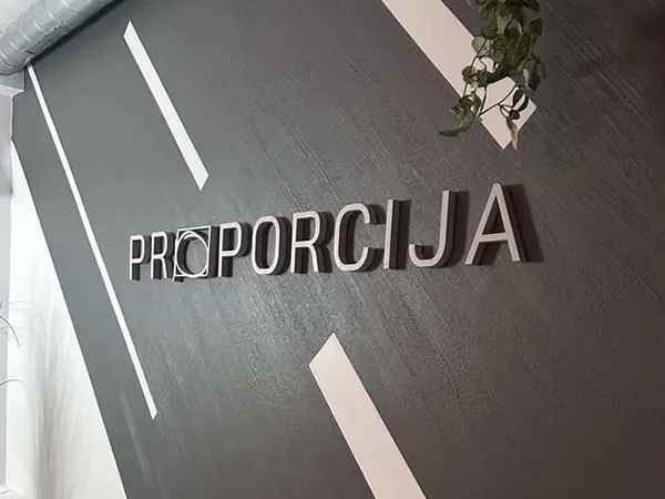 3D tūrinis logotipas ant sienos