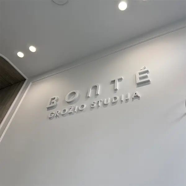 Baltas 3D tūrinis logotipas grožio studijai
