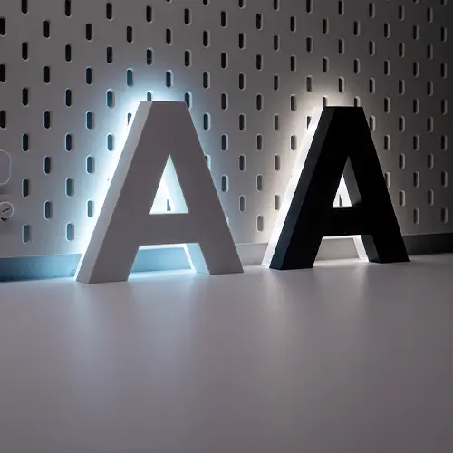 Šviečiančios tūrinės raidės ant sienos