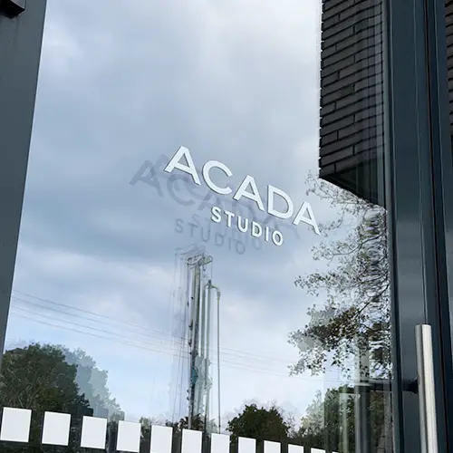 Įmonės logotipo lipdukas ant stiklinės vitrinos