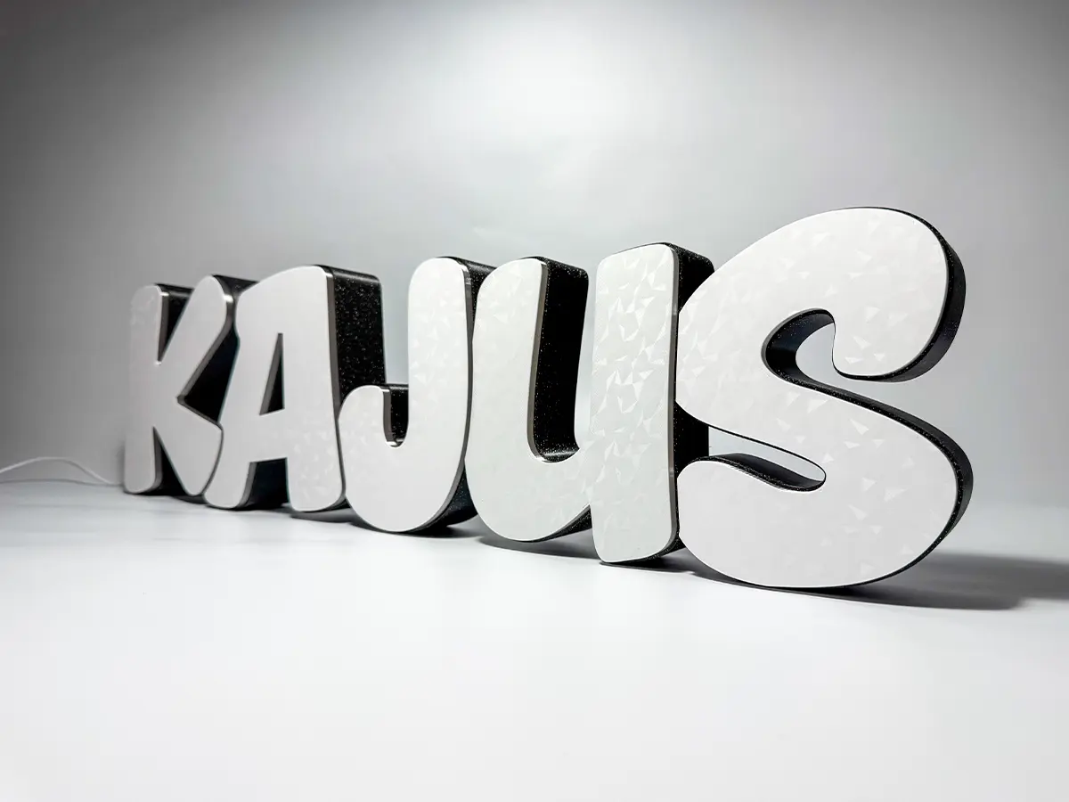 Šviečiantis 3D spausdintas vardas su RGB LED